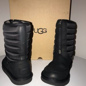 TREADLITE by UGG. W ZAIRE. Black boot. Water resistant. Size 6.